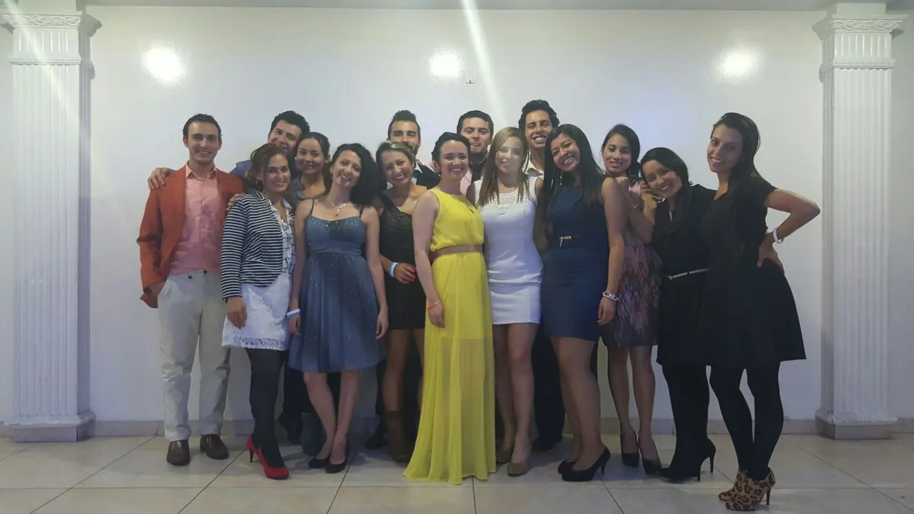 Integrantes de Base compartiendo en grupo