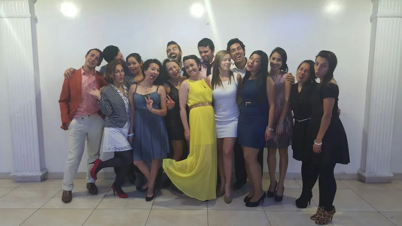 Integrantes de Base junto a la piscina