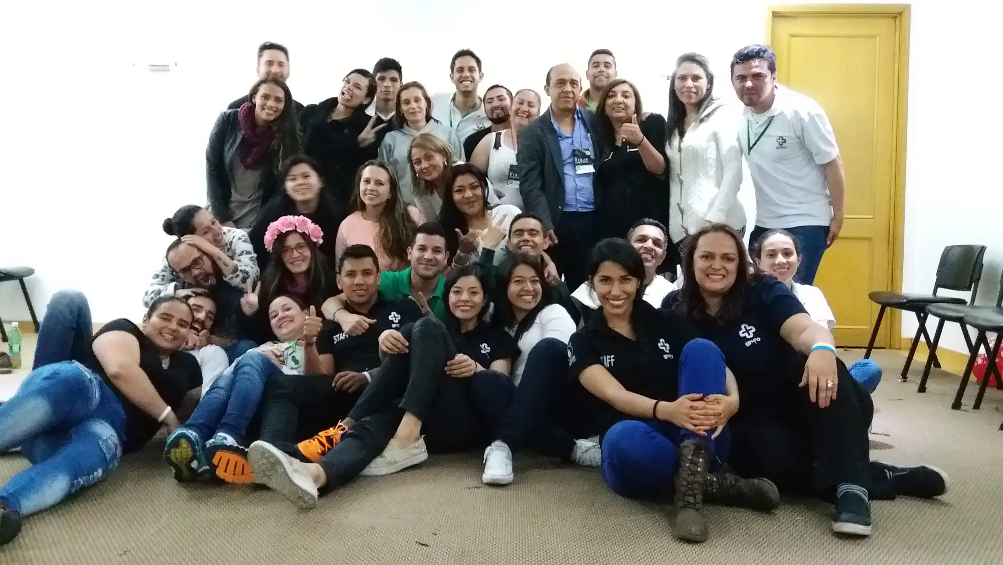Grupo de participantes de Level UP reunidos durante una experiencia