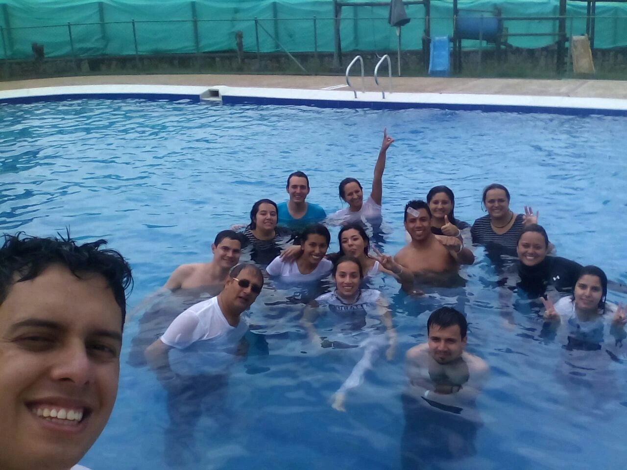 Generación Inmerzion 0 reunida en la piscina durante su travesía