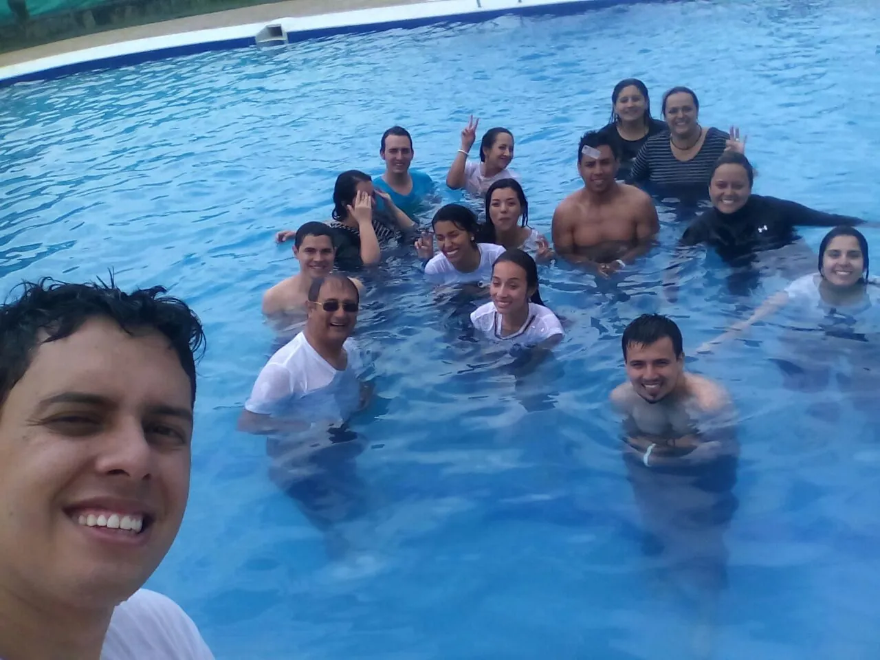 Participantes en la piscina compartiendo un momento espontáneo