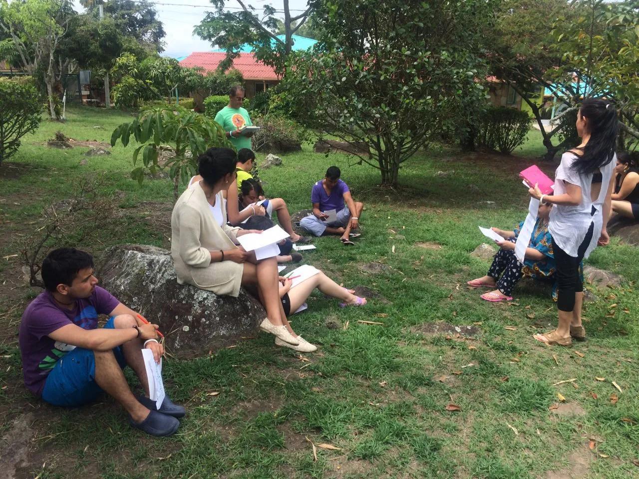 Participantes de Level UP durante una actividad al aire libre