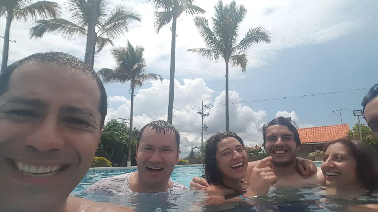 Participantes de Level UP en la piscina