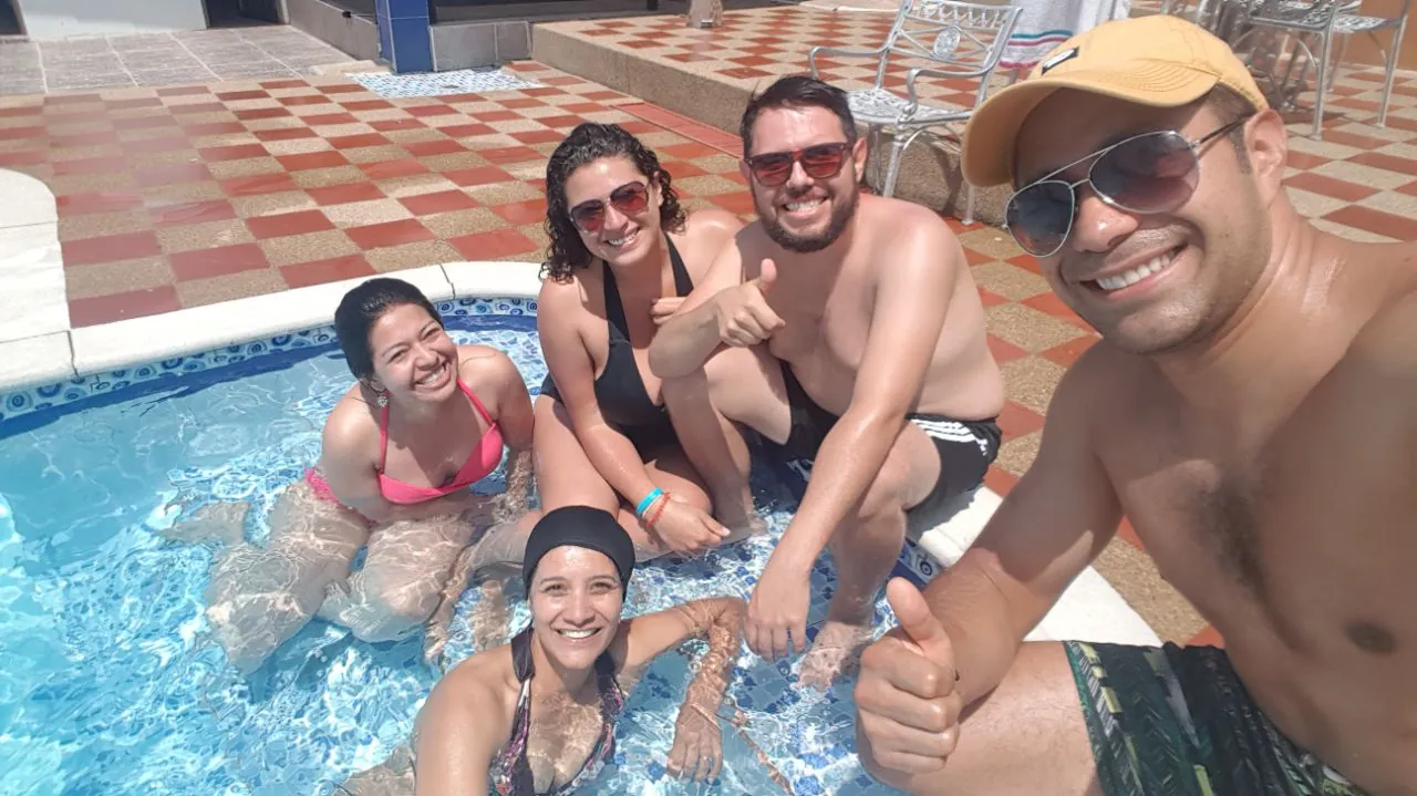 Integrantes de Peniel en la piscina