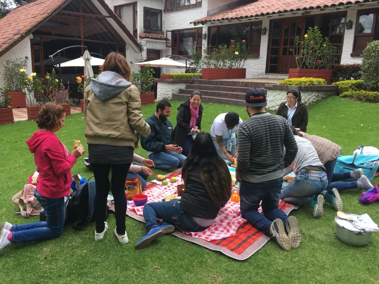 Participantes compartiendo una pausa durante El Plan Original
