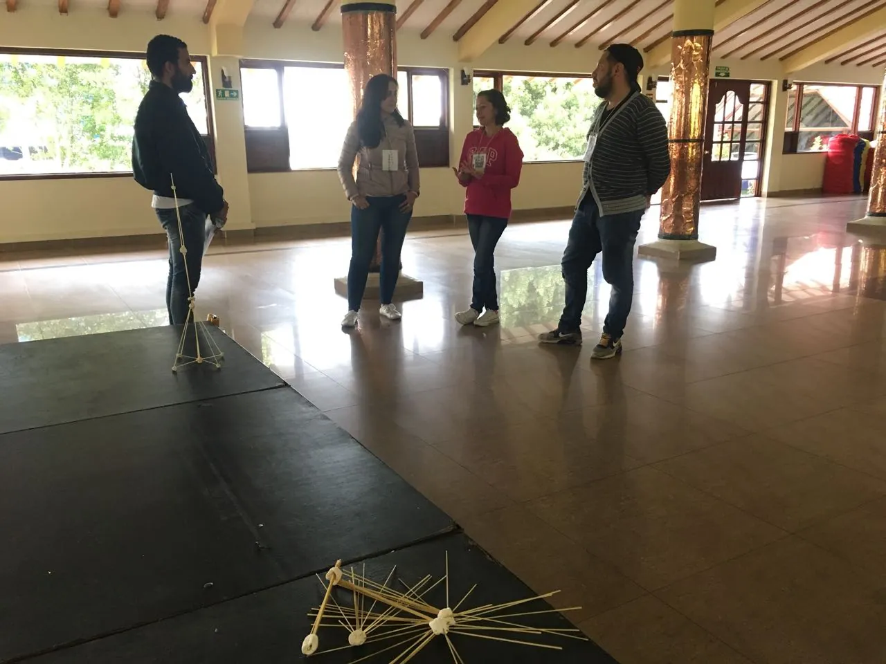 Participantes realizando un ejercicio grupal durante El Plan Original