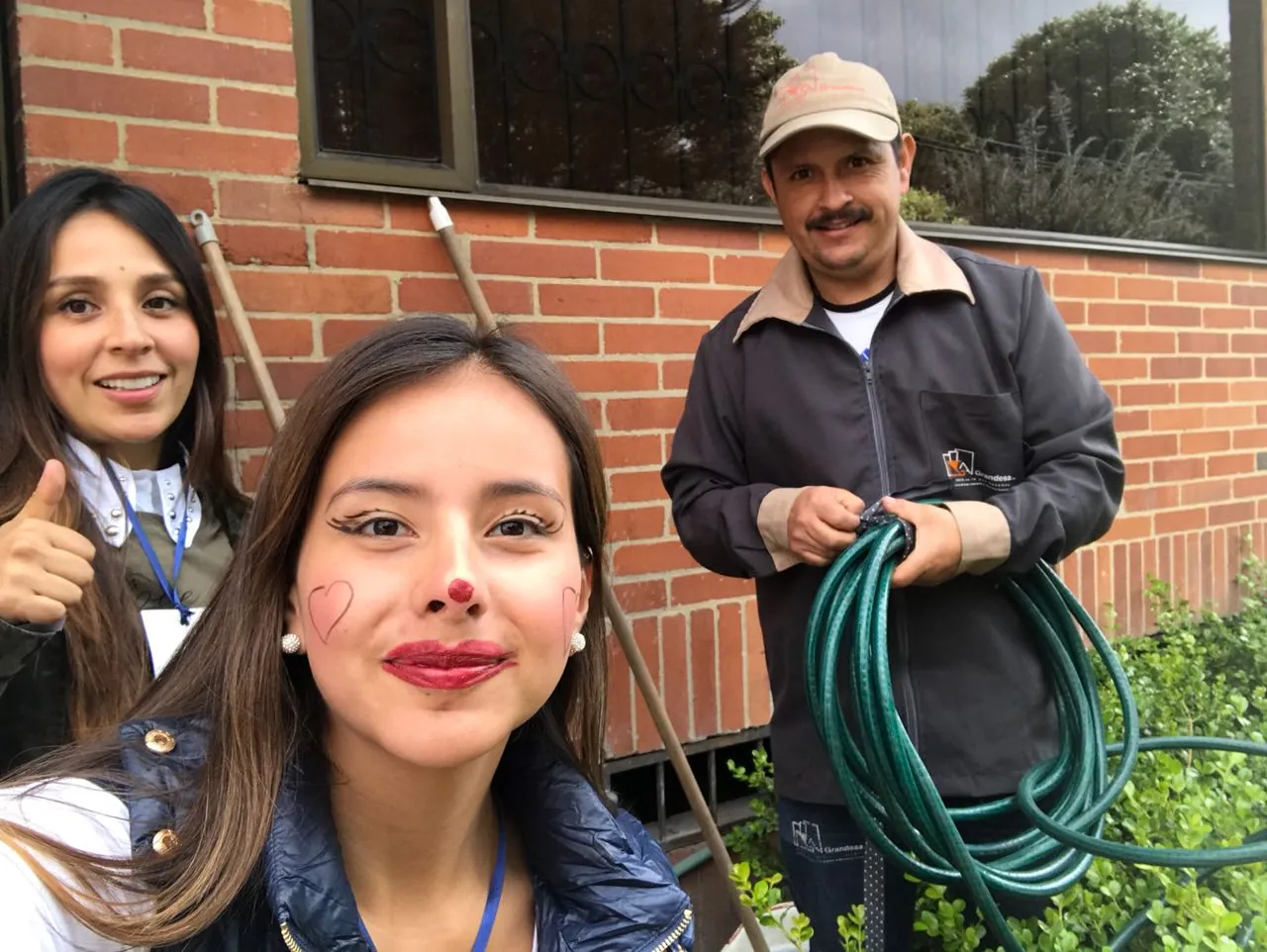 Participantes compartiendo al aire libre durante una travesía de Level UP