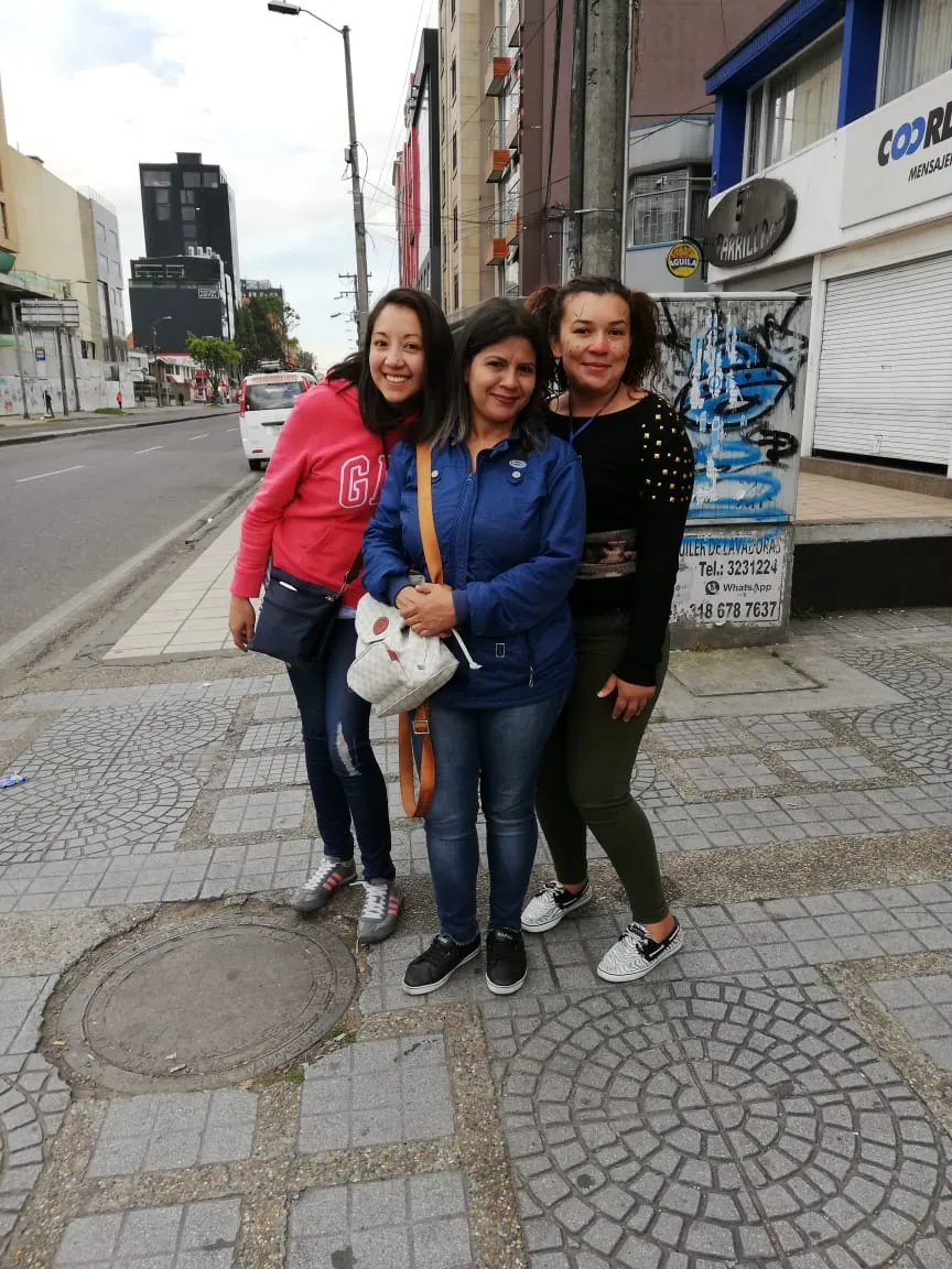 Tres participantes de Level UP compartiendo durante una travesía urbana