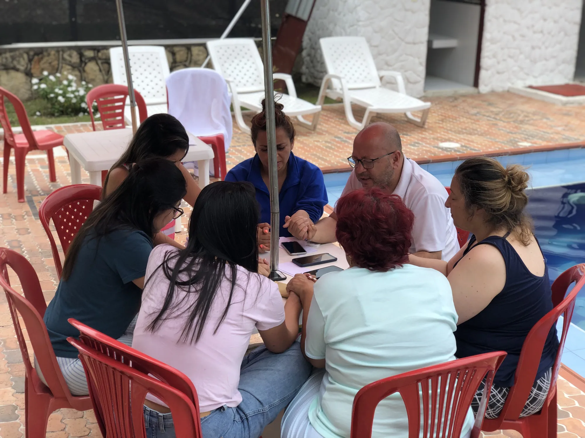 Integrantes de Sheva conversando